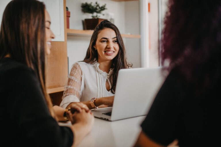 كيفية تحسين استقطاب المواهب: أفضل الأدوات والاستراتيجيات في الموارد البشرية